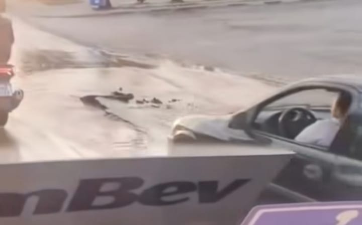  Tubulação rompe e deixa a Emancipadores do Município encharcada